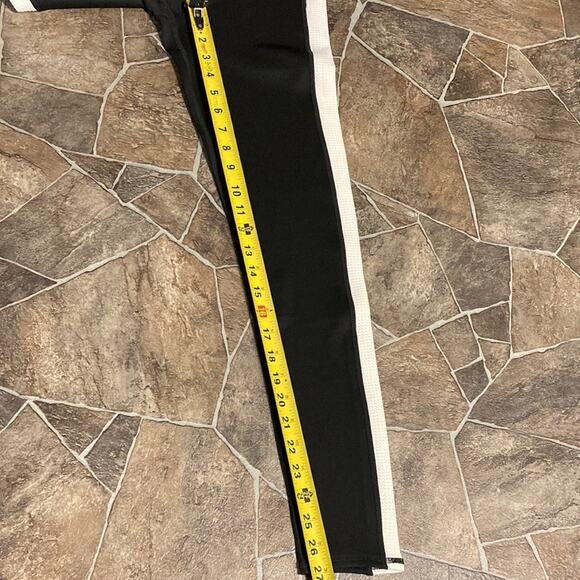 NWT Threads 4 Thought Black & White Sz S Leggings - Picture 4 of 12
